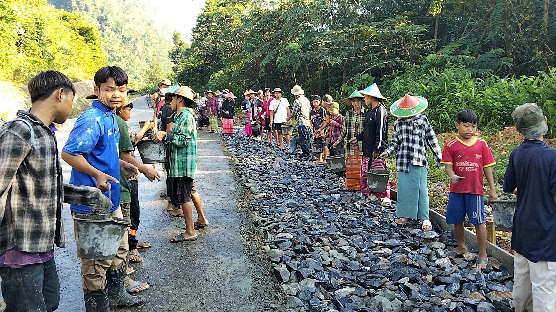 မြိုင်ကြီးငူအထူးဒေသ၌ မကြီး-ကျုံထော်ရေတံခွန်အနီး လမ်းဘေးဝဲ/ယာ ကျောက်စီကွန်ကရစ်လောင်းခြင်း လုပ်အားဒါနပြု