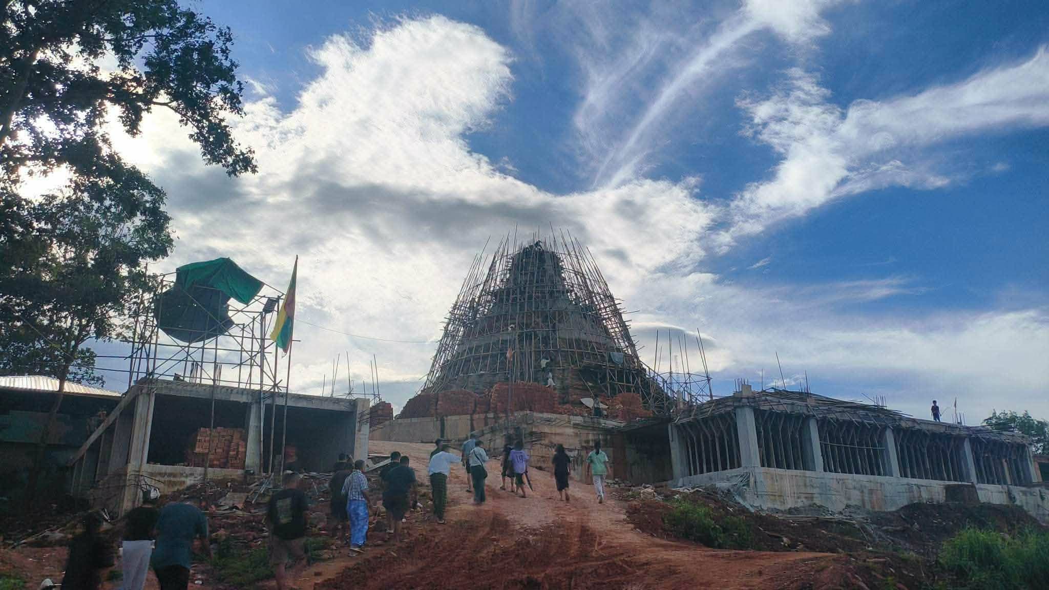 မြဝတီမြို့တွင် ဉာဏ်တော် (၁၀၈) ပေမြင့် ရွှေတိဂုံပုံတူ စေတီတော်နှင့် မဟာမြတ်မုနိ ပုံတူရုပ်ပွားတော်မြတ်ကြီး တည်ထားပူဇော်လျက်ရှိ