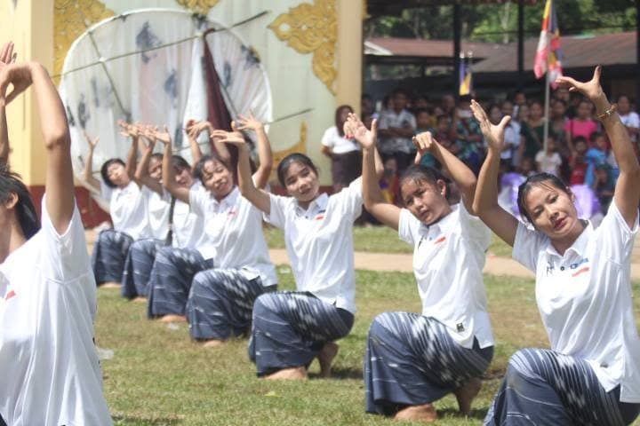ကရင်ပြည်နယ်၊ လှိုင်းဘွဲမြို့နယ်၊ စိုကျေးရွာတွင် ဘားအံမြို့ မုက္ကဒိကျေးရွာ ဒုံးအဖွဲ့၏ လှပဆန်းသစ်သော ကရင်ရိုးရာ ဒုံးအက ဖျော်ဖြေမှု မှတ်တမ်းပုံရိပ်များ