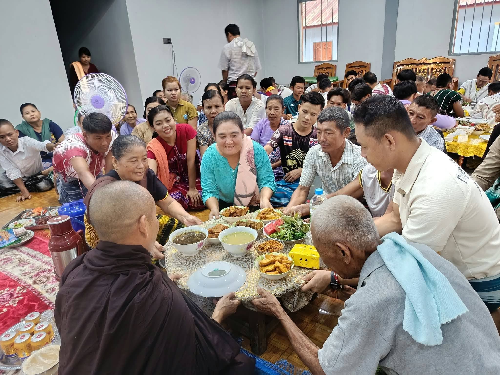ကရင်ပြည်နယ်၊ လှိုင်းဘွဲမြို့နယ်အတွင်းရှိ ကျေးရွာများသို့ ဓမ္မညီနောင်ဆုတောင်းပြည့်ကျောင်း ဆရာတော်ဘုရားကြီး ကြွရောက်ဆွမ်းခံပူဇော်ခံ