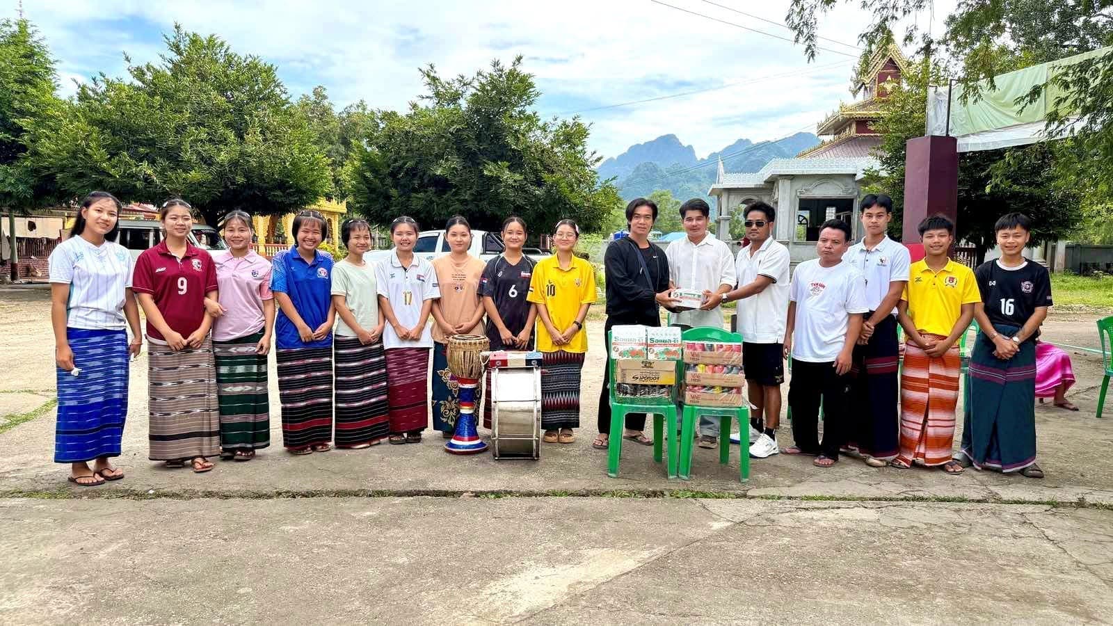 KCO ကရင်ယဉ်ကျေးမှု အနုပညာဒုံးအဖွဲ့အား ကရင်သရုပ်ဆောင် ထီ့ခါန်.အဲဆိုဒ် မှ အချိုရည်နှင့် မုန့်များ သွားရောက်လှူဒါန်း