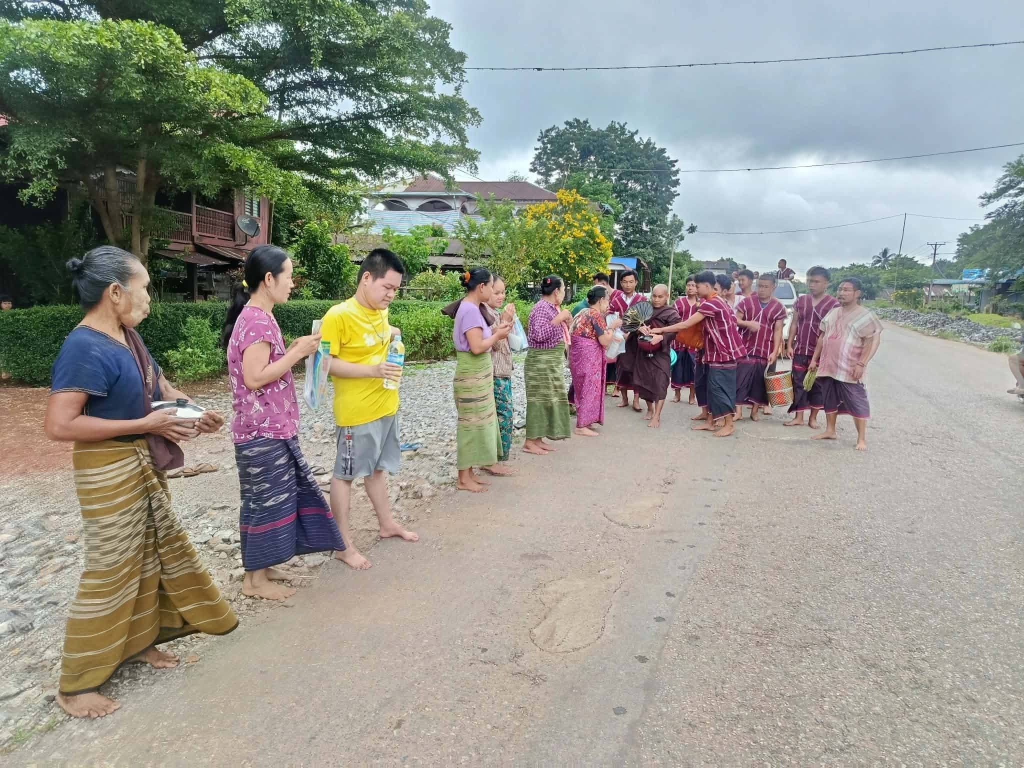 ဘားအံမြို့နယ် ဓမ္မညီနောင် ဆုတောင်းပြည့်ကျောင်း ဆရာတော်ဘုရားကြီး ဘဒ္ဒန္တဉာဏိက ကျေးရွာများသို့ ဆွမ်းခံကြွ ရောက် ချီးမြှင့်