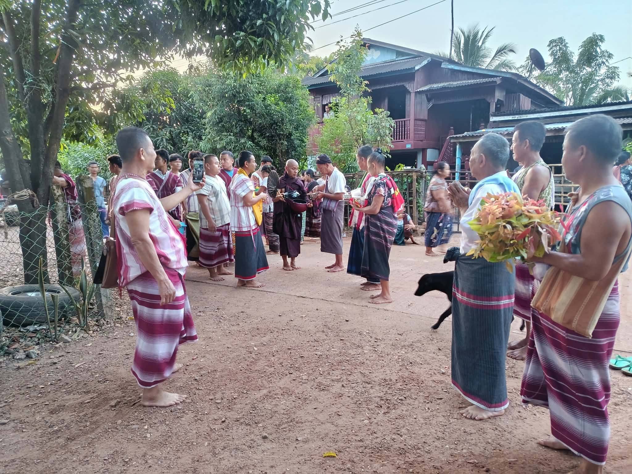 လှိုင်းဘွဲမြို့နယ်၊ အင်းနို့သိပ္ပံကျေးရွာတွင် ဆရာတော်ဘုရားကြီး ဆွမ်းခံကြွရောက်ပြီး အမျှပေးဝေ လှိုင်းဘွဲ၊ အောက်တိုဘာ
